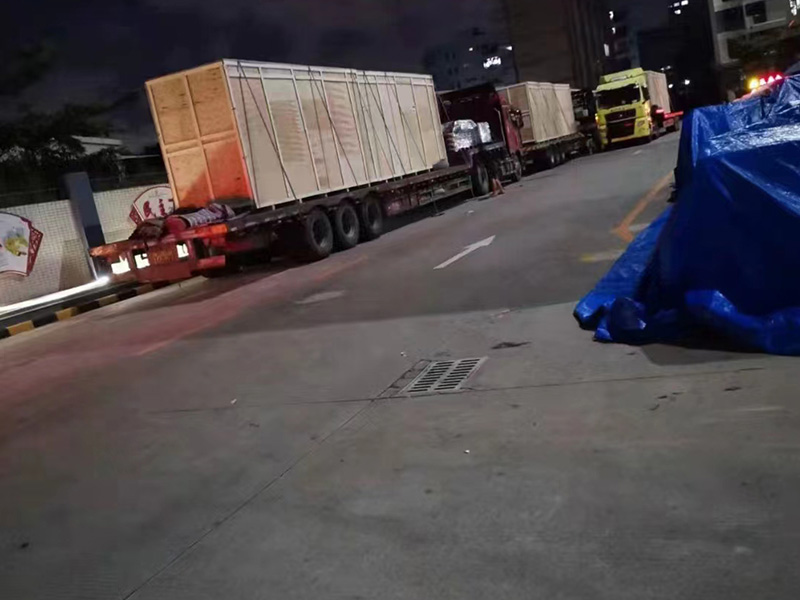 深(shēn)圳公明(ming)某公司(sī)打包裝(zhuang)車現場(chǎng)