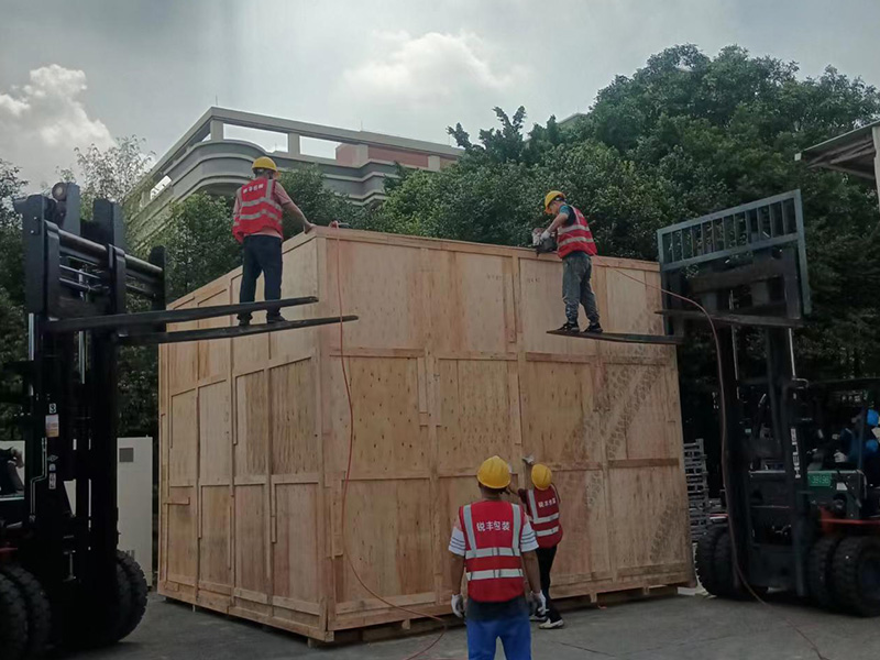 搬(ban)遷超高超寬(kuan)木箱