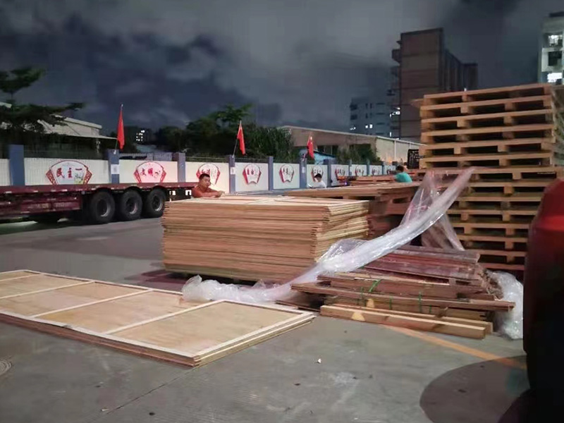 深圳石岩(yán)某重型設備(bèi)包裝