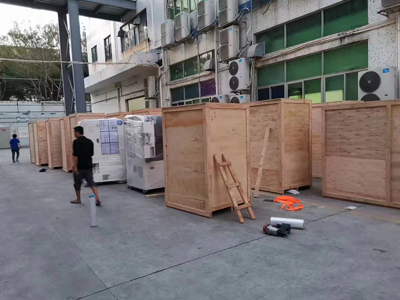 深(shēn)圳福永(yong)出口設(she)備打包(bāo)現場